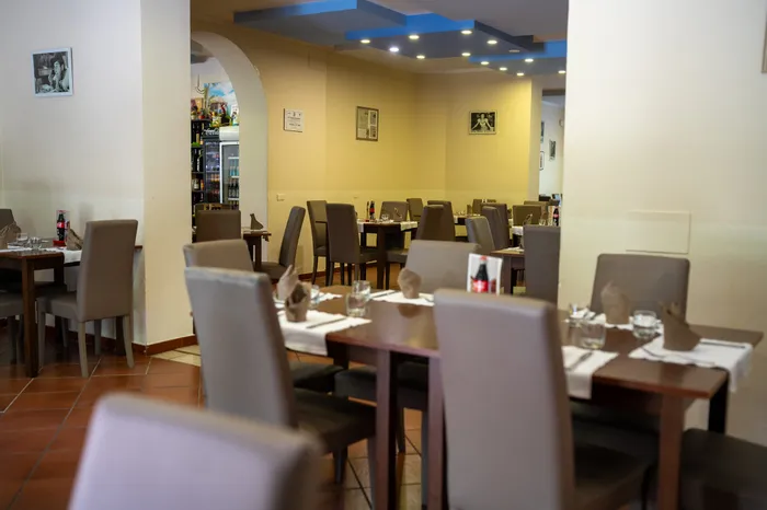 Sala del ristorante con i tavoli apparecchiati