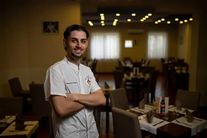 Il pizzaiolo Francesco Pio Comune nella sala del ristorante