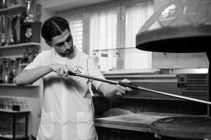 Francesco al forno a legna con la pala