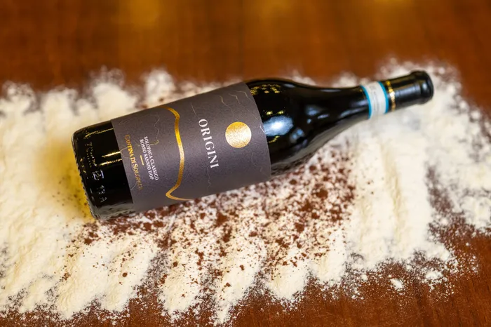 Bottiglia di vino Origini della Cantina di Solopaca sulla farina