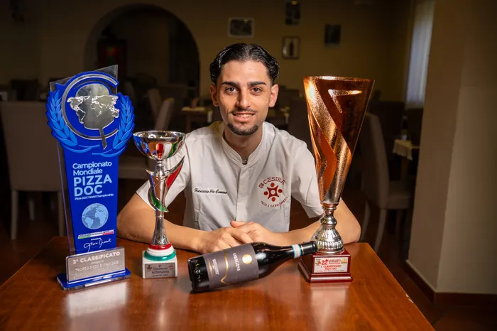 Francesco con i trofei vinti al Campionato Mondiale Pizza DOC