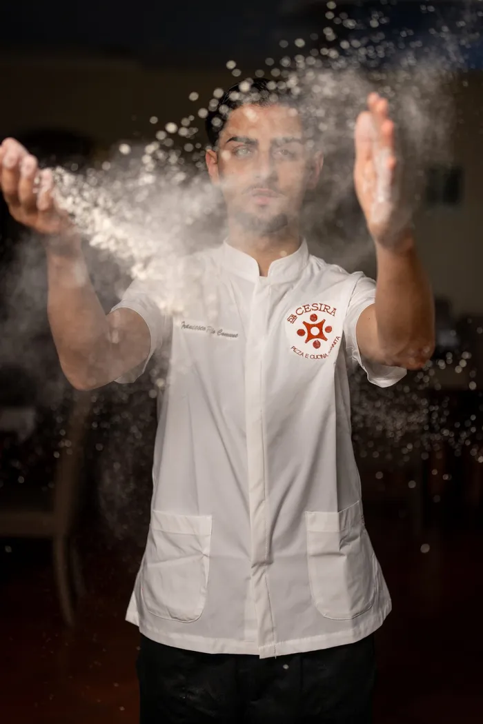 Francesco lancia la farina in aria durante la lavorazione