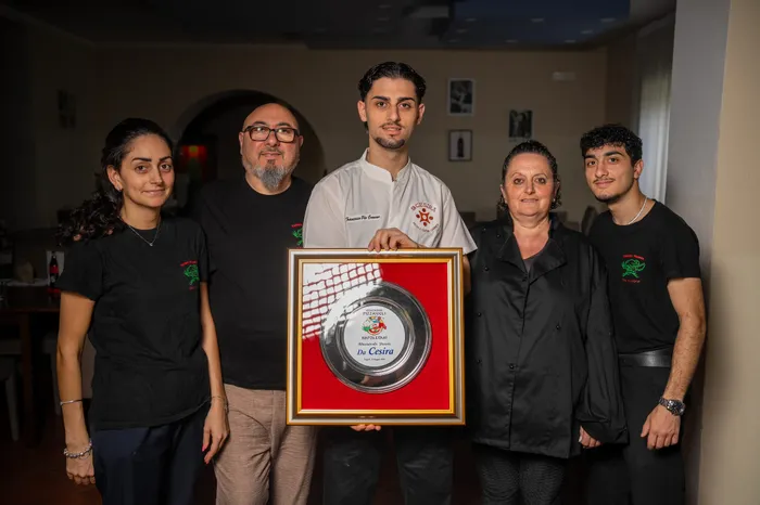 Lo staff Da Cesira con il riconoscimento dell’Associazione Pizzaiuoli Napoletani
