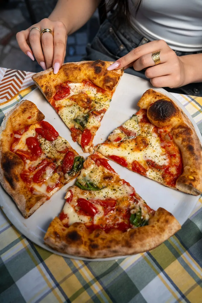 Una fetta di pizza gustata al tavolo
